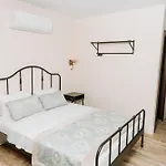 Nill's Stone House מלון *