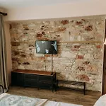 Nill's Stone House מלון
