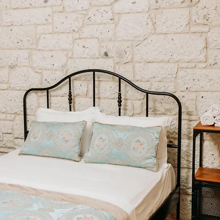 Nill's Stone House *